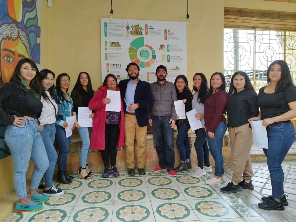 Firma de contratos de becas institucionales